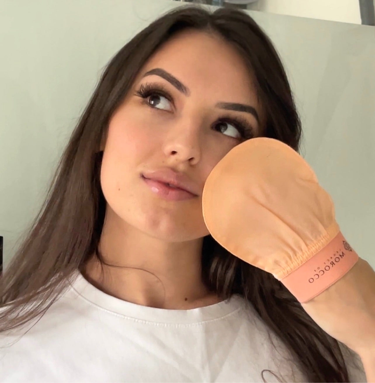 Facial exfoliating glove